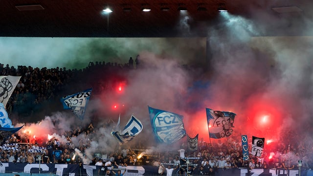 Aufnahme von Fussballfans im Stadion Aufnahme von Fussballfans im Stadion