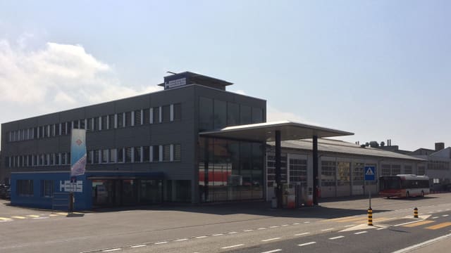 Ein Gewerbebau an einer Strasse. Ein Gewerbebau an einer Strasse.