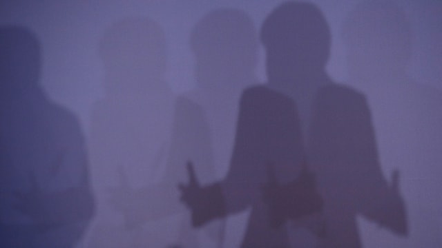 Der Schatten von Angela merkel auf einer violetten Wand. Der Schatten von Angela merkel auf einer violetten Wand.