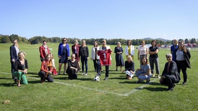 Überparteilich wird auch Fussball gespielt: Bundesrätin Viola Amherd (Mitte) posiert mit dem FC Helvetia, dem Frauenfussballturnier des Parlements. Dabei sind Frauen von links bis rechts – und auch Kathrin Bertschy (rechts neben Viola Amherd). Überparteilich wird auch Fussball gespielt: Bundesrätin Viola Amherd (Mitte) posiert mit dem FC Helvetia, dem Frauenfussballturnier des Parlements. Dabei sind Frauen von links bis rechts – und auch Kathrin Bertschy (rechts neben Viola Amherd).