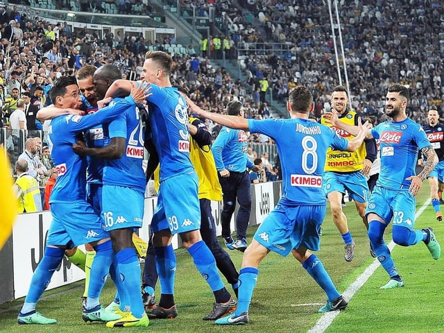 Jubelnde Napoli-Spieler.