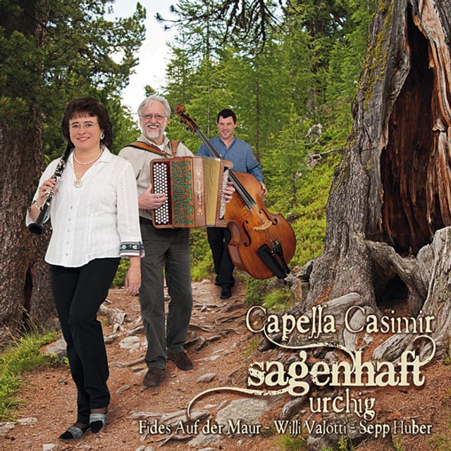 Fides Auf der Maur mit Klarinette, Willi Valotti mit Schwyzerörgeli und Sepp Huber mit Kontrabass auf einem Waldweg, auf dem Cover zu ihrem Album «sagenhaft urchig». Fides Auf der Maur mit Klarinette, Willi Valotti mit Schwyzerörgeli und Sepp Huber mit Kontrabass auf einem Waldweg, auf dem Cover zu ihrem Album «sagenhaft urchig».