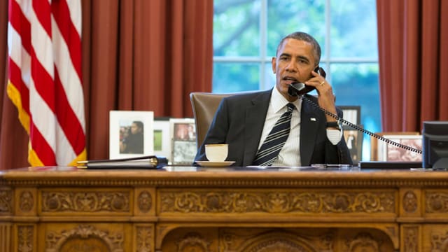 US-Präsiden Obama telefoniert in seinem Büro. US-Präsiden Obama telefoniert in seinem Büro.