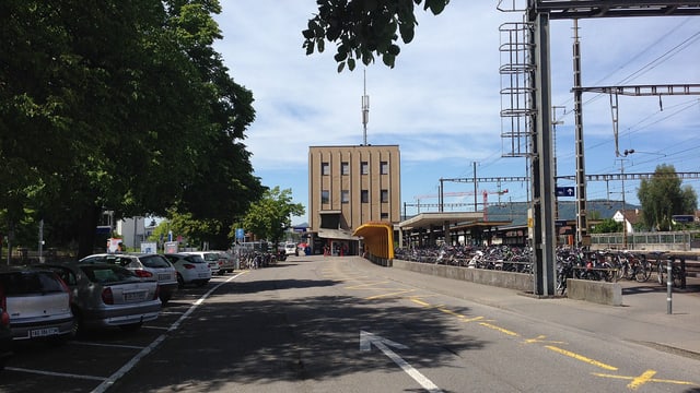 Platz mit Parkplätzen. Platz mit Parkplätzen.