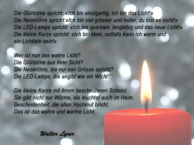 rote Kerze brennt im Hintergrund.