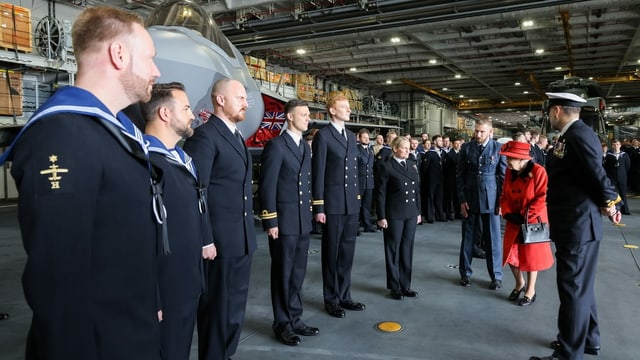 Queen begrüsst die leitende Besatzung des Flugzeugträgers. Queen begrüsst die leitende Besatzung des Flugzeugträgers.