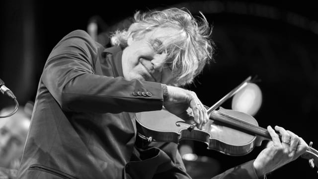Didier Lockwood spielt Geige. Didier Lockwood spielt Geige.