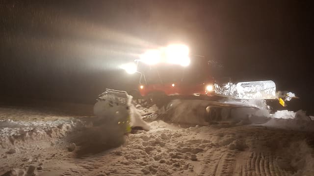 Pistenfahrzeug fährt durch die Nacht. Pistenfahrzeug fährt durch die Nacht.