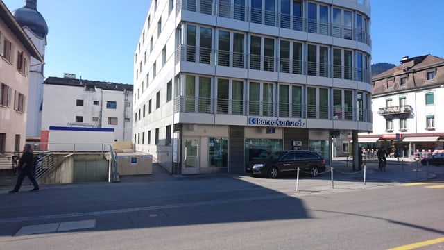 Durant las lavurs da renovaziun sa chatta ina part da la filiala en in container dasperas la banca. Durant las lavurs da renovaziun sa chatta ina part da la filiala en in container dasperas la banca.