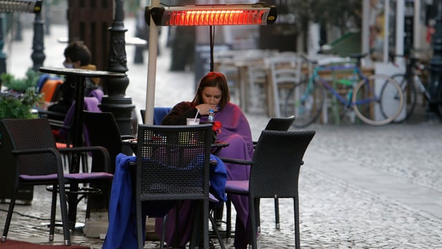 Frau in Café in Bukarest