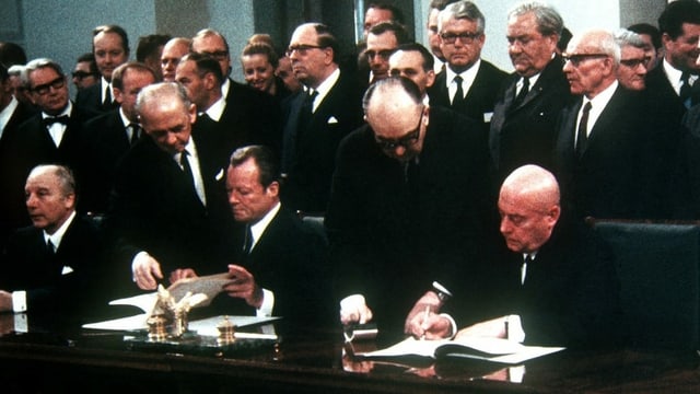 Willy Brandt bei Unterzeichnung des Vertrags Willy Brandt bei Unterzeichnung des Vertrags