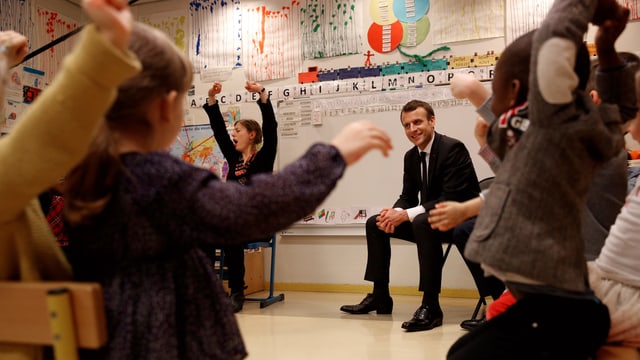 Macron zu Besuch in einer Schule Macron zu Besuch in einer Schule