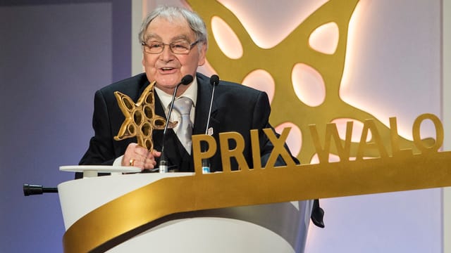 Jörg Schneider auf der Bühne des Prix Walo. Jörg Schneider auf der Bühne des Prix Walo.