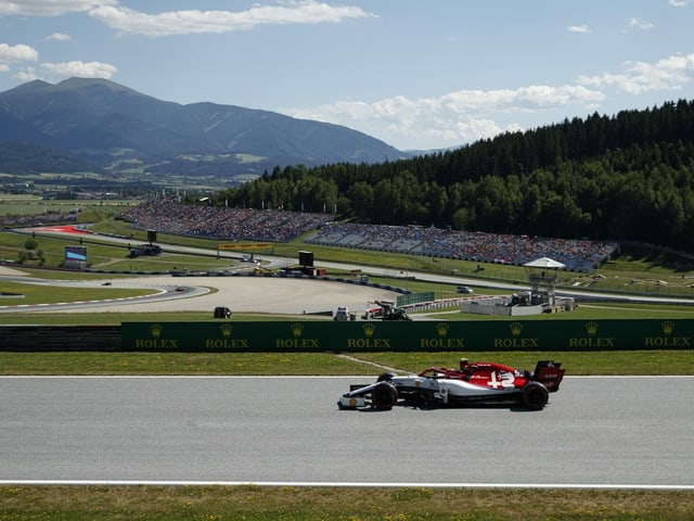 Ein Formel-1-Bolide fährt in Spielberg. Ein Formel-1-Bolide fährt in Spielberg.