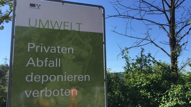 Plakat mit Aussage "Privaten Abfall deponieren verboten" Plakat mit Aussage "Privaten Abfall deponieren verboten"