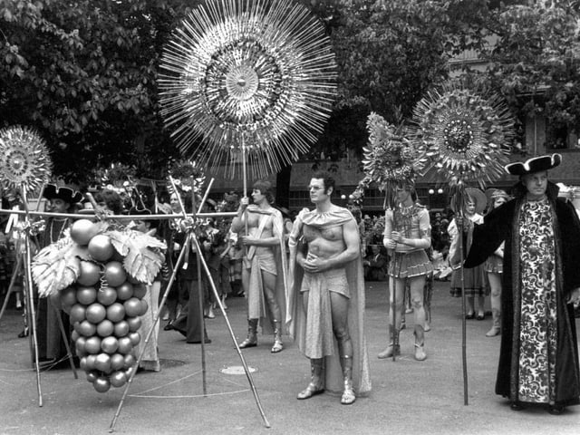 Junge Leute spielen die Rollen von Bacchus, dem Weingott, und Ceres, der Göttin des Korns und der Ernte. Aufnahme von 1977. Junge Leute spielen die Rollen von Bacchus, dem Weingott, und Ceres, der Göttin des Korns und der Ernte. Aufnahme von 1977.