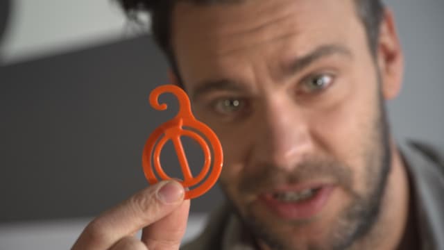 Schwört auf die Sockenclips: Hitparadenmoderator Michel Birri. Schwört auf die Sockenclips: Hitparadenmoderator Michel Birri.