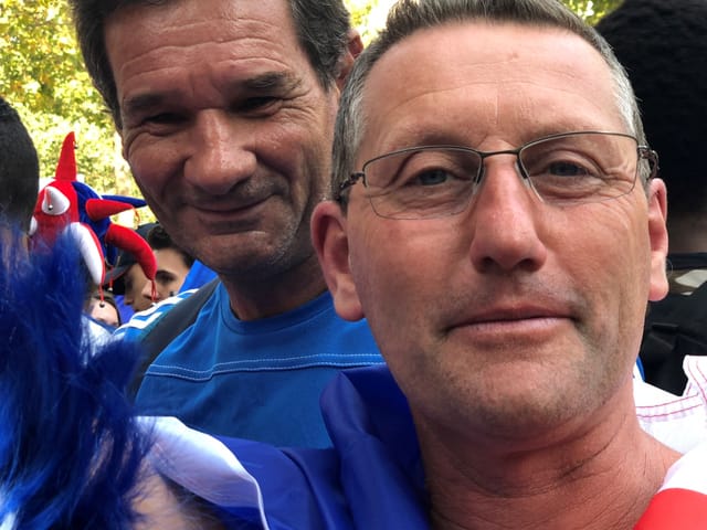 Mann mit Frankreich-Flagge.