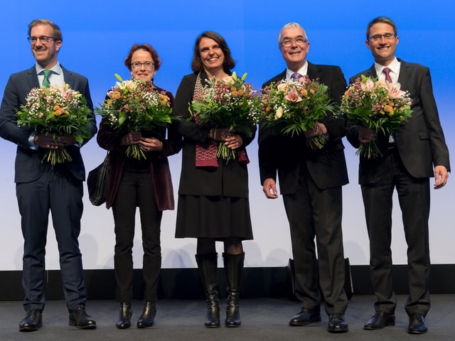 Regiereungsgruppenbild vom Wahlsonntag mit Cramer, Herzig, Ackermann, Brutschin und Engelberger. Sie stehen mit je einem Blumenstrauss auf der Bühne und posieren.