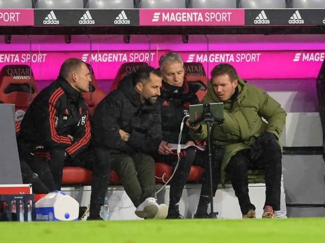 Gleich zu viert blickt der Bayern-Staff um Trainer Julian Nagelsmann auf den Bildschirm. Doch auch das Videostudium kann die 1:2-Niederlage der Münchner Rumpftruppe gegen Gladbach nicht verhindern.