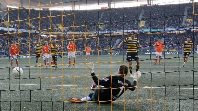 Mario Raimondi bezwingt FCZ-Keeper Johnny Leoni mittels Penalty. Mario Raimondi bezwingt FCZ-Keeper Johnny Leoni mittels Penalty.