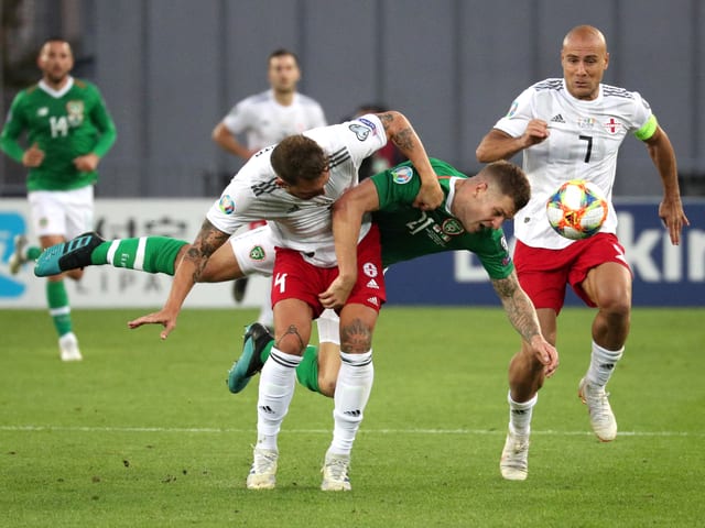Irischer Spieler fällt Irischer Spieler fällt