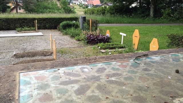 Mehrere Gräber von Muslimen, davor ein Bau mit orientalischen Mustern. Mehrere Gräber von Muslimen, davor ein Bau mit orientalischen Mustern.