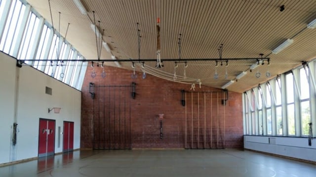 Blick in eine alte Turnhalle Blick in eine alte Turnhalle