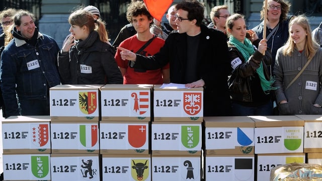 Jungsozialisten bei der Übergabe der Unterschriften zur Initiative 1:12 Jungsozialisten bei der Übergabe der Unterschriften zur Initiative 1:12