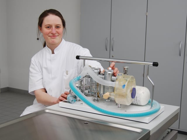 Tierärztin Elisabeth Peus mit dem Narkosegerät für Operation von verletzten Brieftauben. Tierärztin Elisabeth Peus mit dem Narkosegerät für Operation von verletzten Brieftauben.