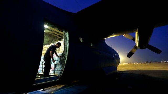 Ein Flugzeug mit Lebensmittel für Menschen, die humantiäre Hilfe benötigen. Ein Flugzeug mit Lebensmittel für Menschen, die humantiäre Hilfe benötigen.