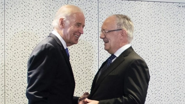 Der ehemalige Wirtschaftsminister Johann Schneider Ammann im Gespräch mit Biden. Der ehemalige Wirtschaftsminister Johann Schneider Ammann im Gespräch mit Biden.