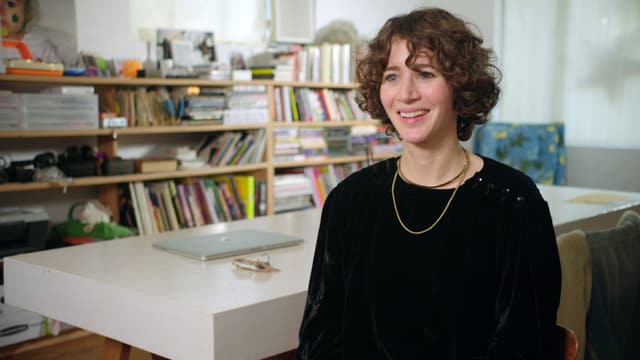 Eine Frau zwischen zwei Büchergestellen. Eine Frau zwischen zwei Büchergestellen.