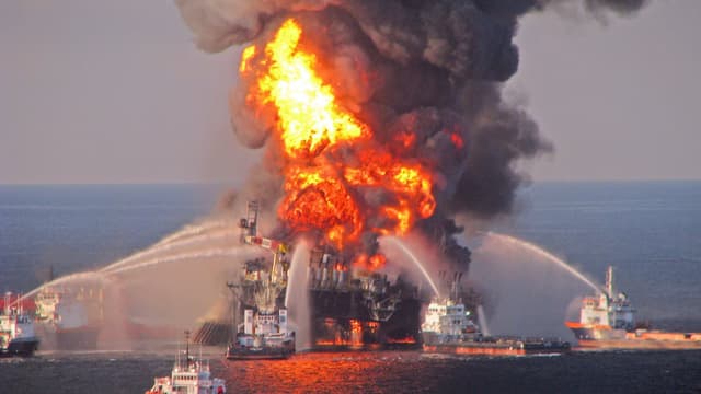 Brennende Ölplattform im Golf von Mexiko.