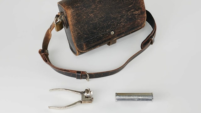 Billetkontrolle mit einer Billet-Lochzange für Kondukteuere aus 1930 Billetkontrolle mit einer Billet-Lochzange für Kondukteuere aus 1930