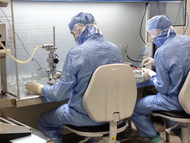Zwei Forscher am arbeiten. Zwei Forscher am arbeiten.