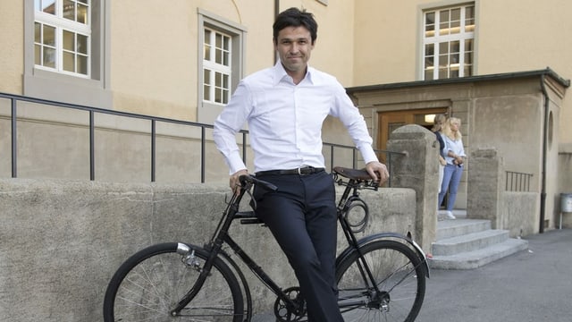 Der SP-Nationalrat und der Präsident von Pro Velo posiert auf einem schwarzen rennvelo. Der SP-Nationalrat und der Präsident von Pro Velo posiert auf einem schwarzen rennvelo.