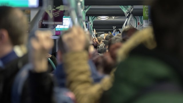 «Duggede» in einem Tram der Basler Verkehrsbetriebe (BVB) «Duggede» in einem Tram der Basler Verkehrsbetriebe (BVB)