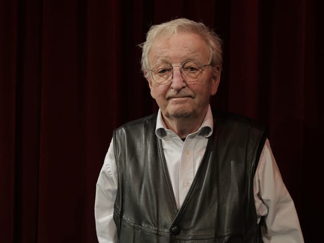 Porträt von Peter Bichsel in seinem bekannten schwarzen Gilet.