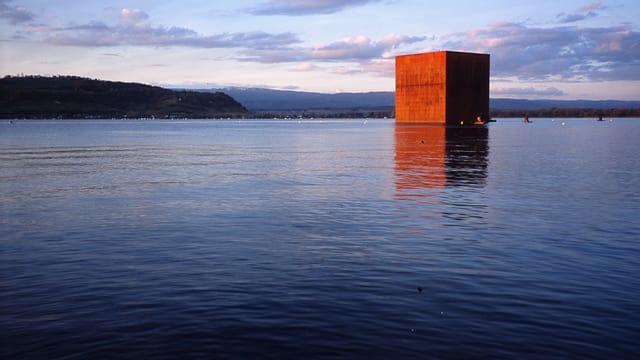 Monolith von Jean Nouvel im Murtensee an der Expo 02. Monolith von Jean Nouvel im Murtensee an der Expo 02.