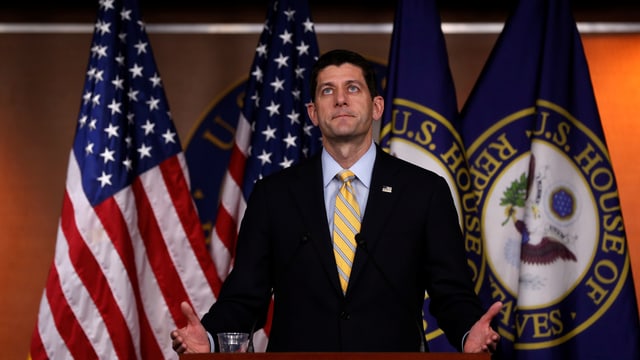 Paul Ryan vor amerikanischer und Repräsentanten-Flagge. Paul Ryan vor amerikanischer und Repräsentanten-Flagge.