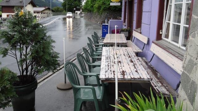 Maisas e sutgas d'ina ustaria a Saas gist sper via principala. Maisas e sutgas d'ina ustaria a Saas gist sper via principala.
