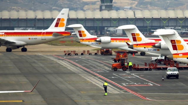 Flugzeuge der Iberia stehen auf dem Rollfeld Flugzeuge der Iberia stehen auf dem Rollfeld