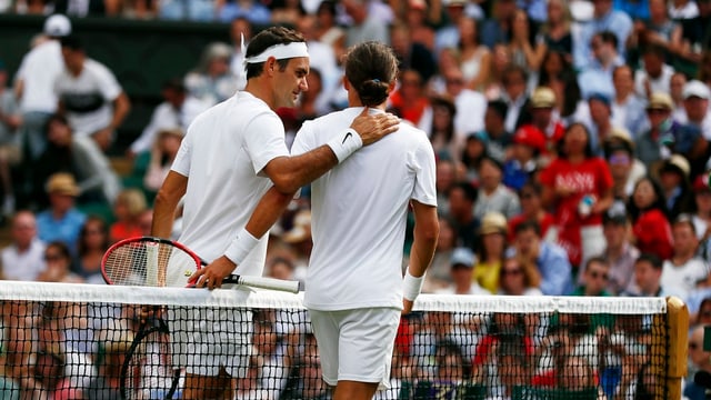 Roger Federer tröstet Alexandr Dolgopolow. Roger Federer tröstet Alexandr Dolgopolow.