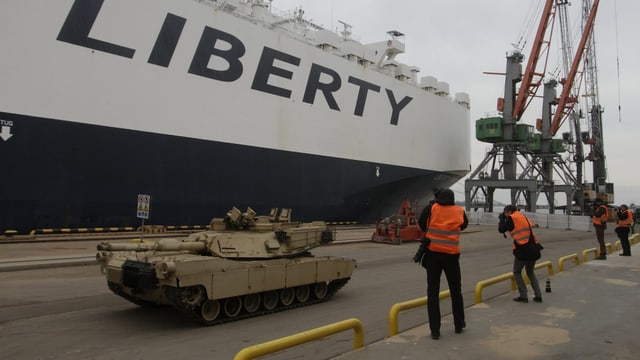 Panzer einer US-Infanterie-Brigade rollen von Bord der «Liberty Promise» im Hafen von Riga. Panzer einer US-Infanterie-Brigade rollen von Bord der «Liberty Promise» im Hafen von Riga.