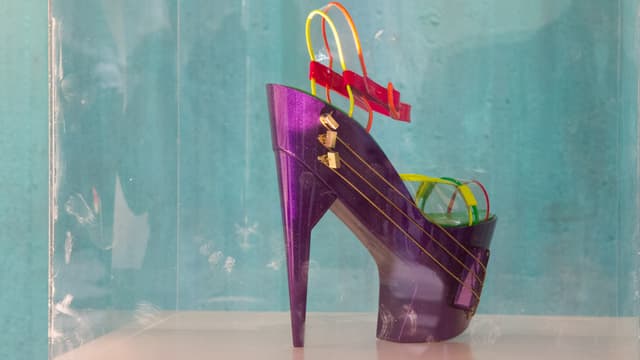 Futuristischer Schuh mit Gitarre Futuristischer Schuh mit Gitarre
