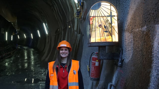 Anja Preisig am Tunneleingang mit Heiligenstatue. Anja Preisig am Tunneleingang mit Heiligenstatue.