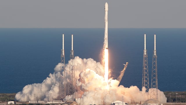 Die Falcon-9-Trägerrakete startet Die Falcon-9-Trägerrakete startet