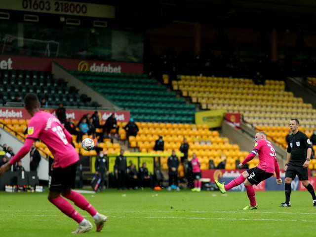 In der Championship zirkelt Wayne Rooney Derby County gegen Norwich City in der 87. Minute per sehenswertem Freistoss zum Sieg.
