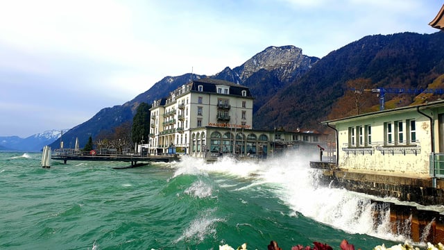 In Brunnen peitschte der Föhn das Wasser des Vierwaldstättersees gegen das Ufer. In Brunnen peitschte der Föhn das Wasser des Vierwaldstättersees gegen das Ufer.